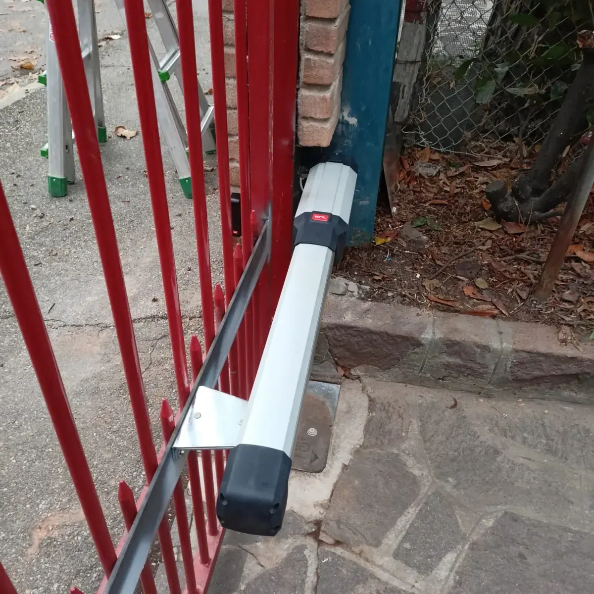 automazione cancelli BFT Mariano Comense – attuatore cancello battente installato