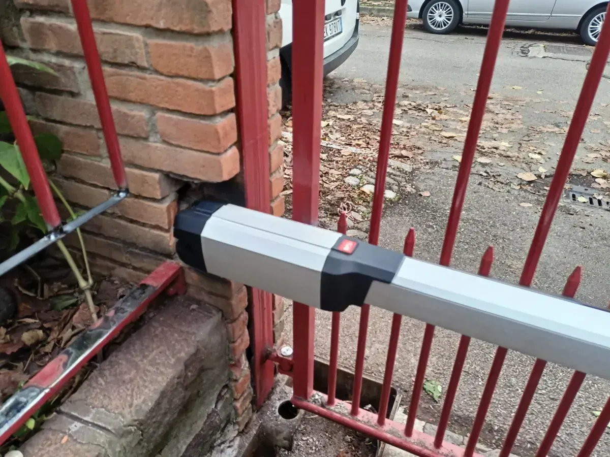 automazione cancelli Como – attuatore cancello battente pilastro