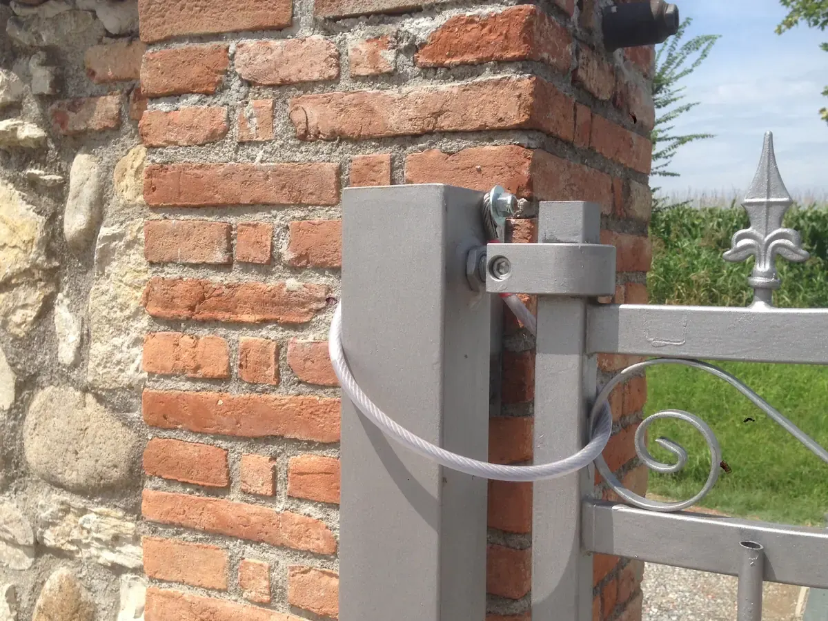 automazione cancelli Cameri – cancello battente fissaggio pilastro